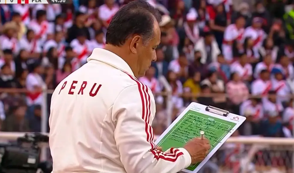 Juan Reynoso fue captado escribiendo en su pizarra durante el duelo entre Perú vs. Bolivia. Foto: captura/Latina TV