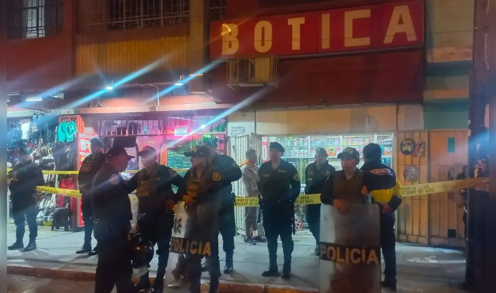 Decenas de vecinos se encuentran en los exteriores del local comercial. Foto: difusión Decenas de vecinos se encuentran en los exteriores del local comercial. Foto: difusión