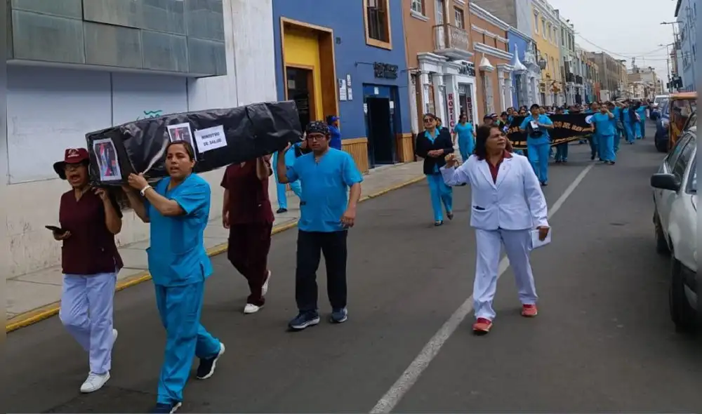 Enfermeras se movilizaron con ataúd donde se leía: "Ministro de Salud". Foto: Yolanda Goocochea| LR