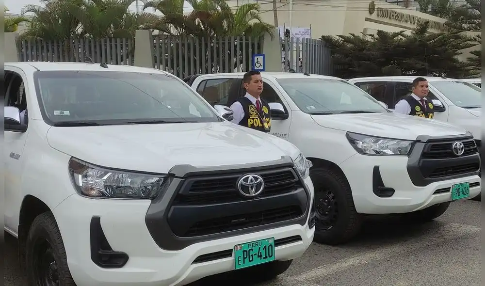 Gobernador entregó camionetas a la Policía. Foto: Emmanuel  Moreno/ LR