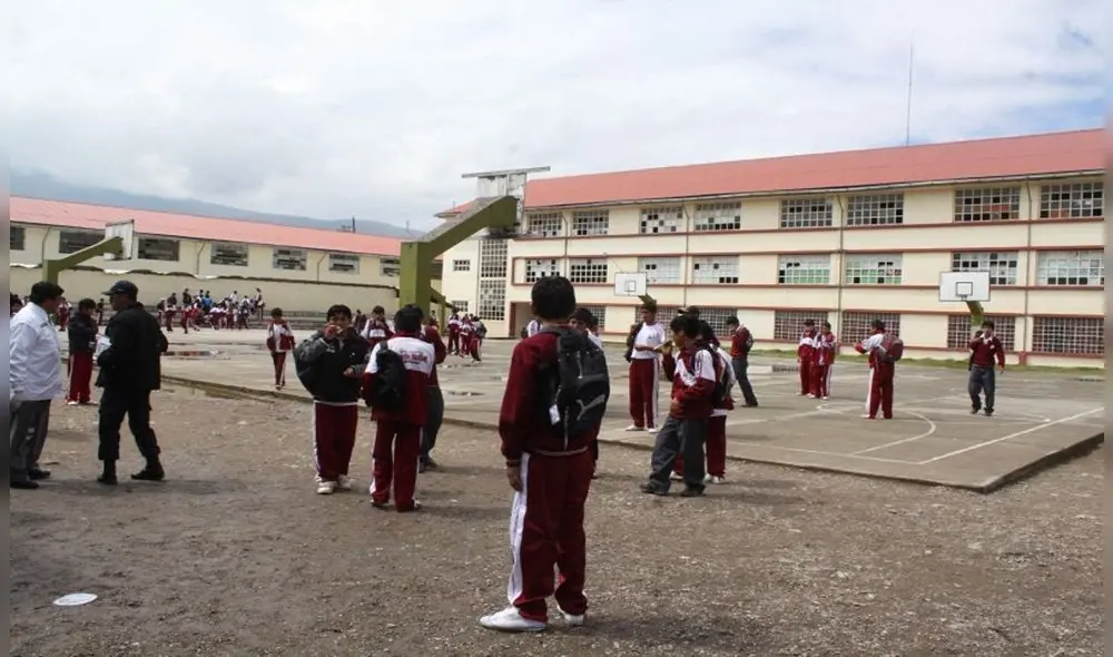 La comunidad estudiantil apoya el emprendimiento del escolar barbero. Foto: Andina La comunidad estudiantil apoya el emprendimiento del escolar barbero. Foto: Andina