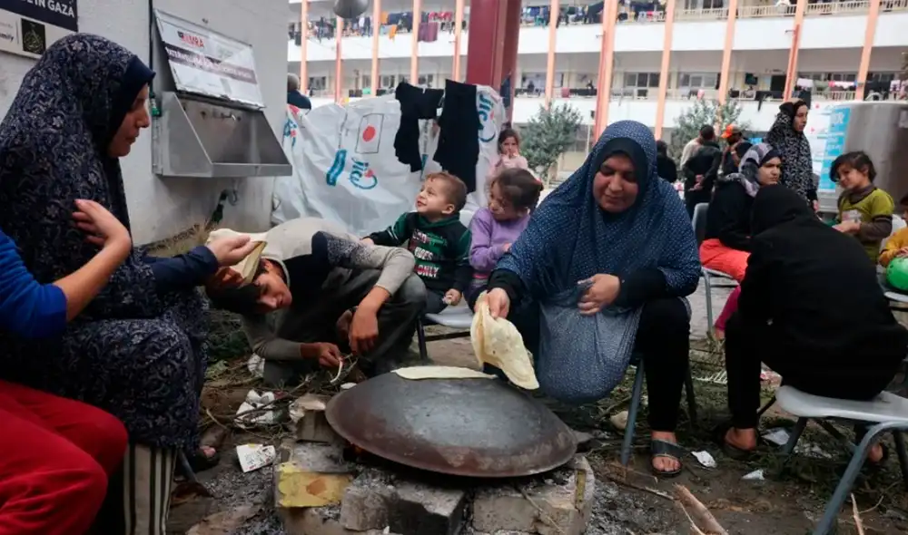 Familias en la Franja de Gaza se ven obligadas a cocinar en condiciones insalubres. Foto: AFP Familias en la Franja de Gaza se ven obligadas a cocinar en condiciones insalubres. Foto: AFP