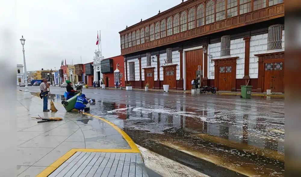 La carencia de un sistema moderno de drenaje pluvial hace que la plaza de armas quede inundada. Foto: Yolanda Goicochea/URPI-LR La carencia de un sistema moderno de drenaje pluvial hace que la plaza de armas quede inundada. Foto: Yolanda Goicochea/URPI-LR