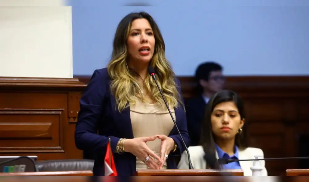 Rosselli Amuruz se salvó de la censura luego de que el Pleno no aprobara su remoción por falta ética. Foto: La República Rosselli Amuruz se salvó de la censura luego de que el Pleno no aprobara su remoción por falta ética. Foto: La República