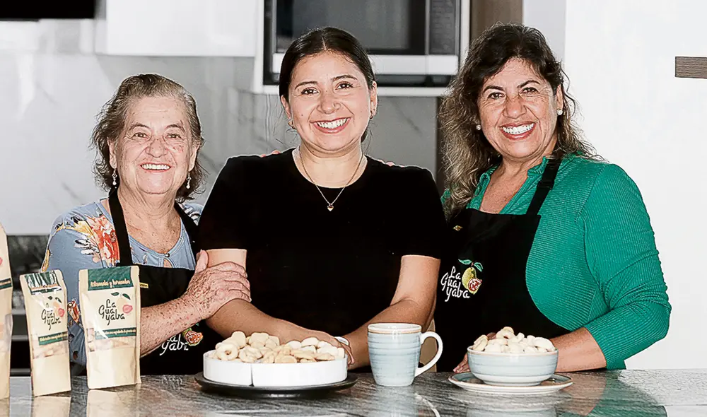Saludable legado. Enid Sanabria y su madre, Einith Bardales, conducen La Guayaba y ofrecen bocaditos a base de yuca dulces y salados. Foto: Marco Cotrina/La República