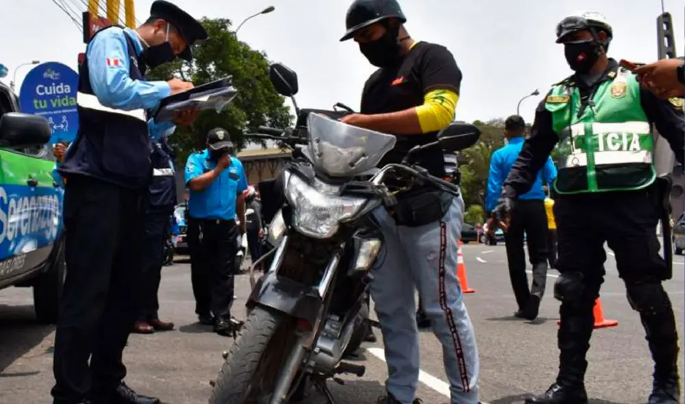 Policía realiza operativos para retirar brevetes falsos de motociclistas y mototaxistas. Foto: La República Policía realiza operativos para retirar brevetes falsos de motociclistas y mototaxistas. Foto: La República