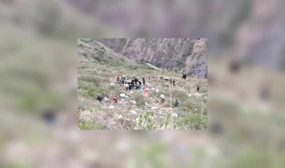 Pasajeros de otro vehículos ayudaron en las labores de rescate. Foto: Radio Novastar. Video: El Regional Noticias