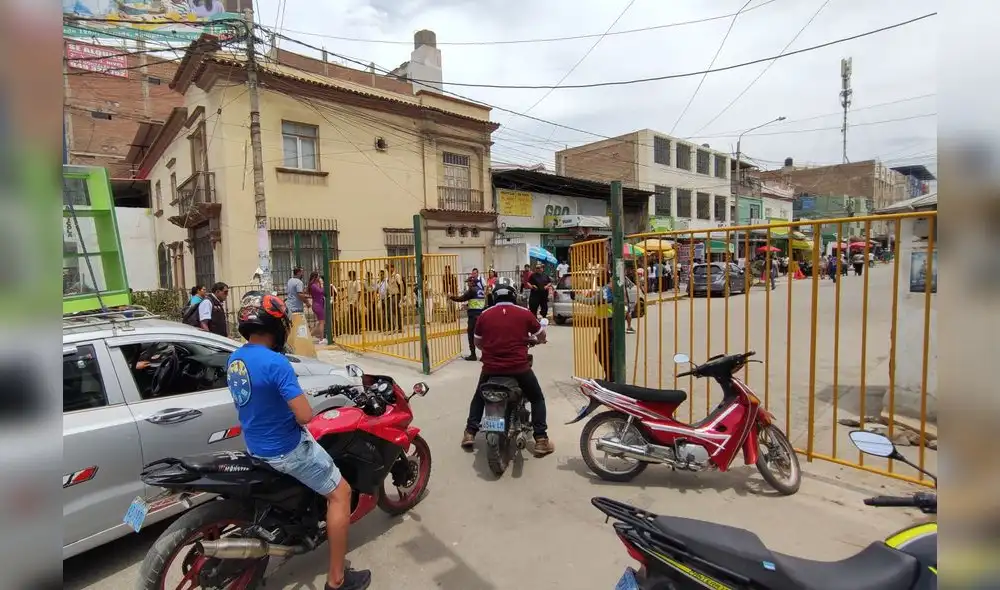 Instalan rejas para impedir el ingreso de ambulantes al mercado Modelo. Foto: Emmanuel Moreno/URPI-LR