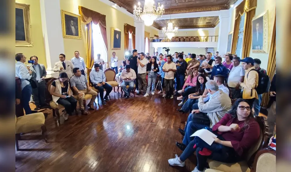 Regidores lograron ingresar al Salón Consistorial pese a trabas. Foto: Sergio Verde/URPI- LR