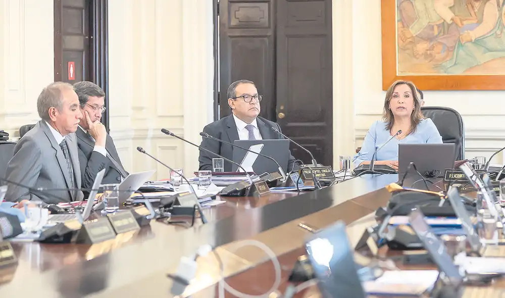 Apoyo. Dina Boluarte estuvo ayer en Consejo de Ministros. Al culminar, los miembros de su gabinete la respaldaron. Foto: difusión