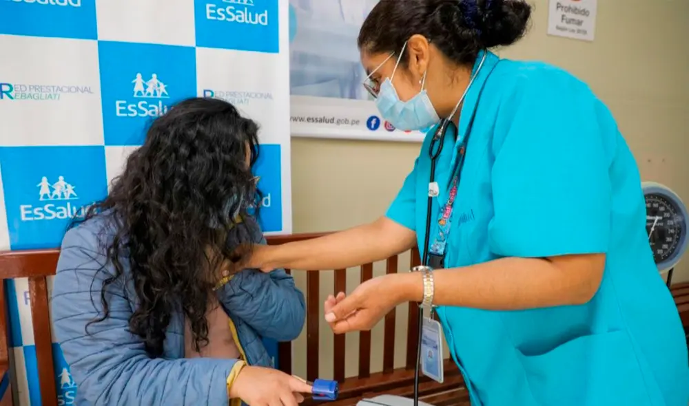 El seguro de EsSalud no solo cubre las emergencias, sino consultas médicas en general. Foto: Andina