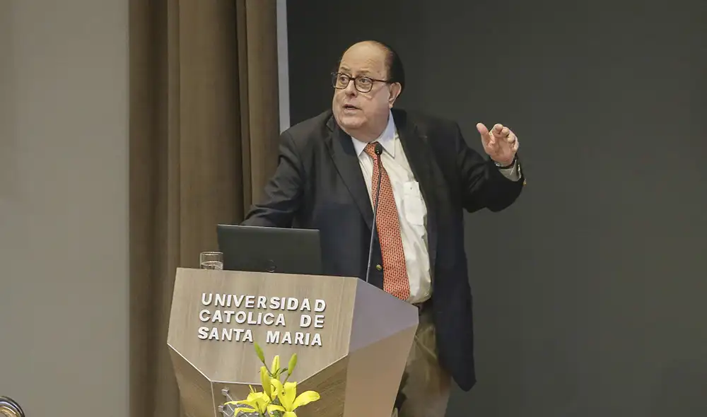 Exposición. Velarde dio conferencia para hablar de políticas macroeconómicas invitado por la Universidad Católica de Santa María (UCSM) de Arequipa. Foto: Rodrigo Talavera/LR Exposición. Velarde dio conferencia para hablar de políticas macroeconómicas invitado por la Universidad Católica de Santa María (UCSM) de Arequipa. Foto: Rodrigo Talavera/LR