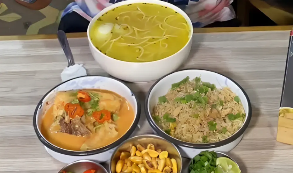 ¿Nunca pensaste verlos juntos? La combinación de caldo de gallina, leche de tigre y chaufa es, sorpresivamente, muy agradable al paladar. Foto: Don Calderón/TikTok