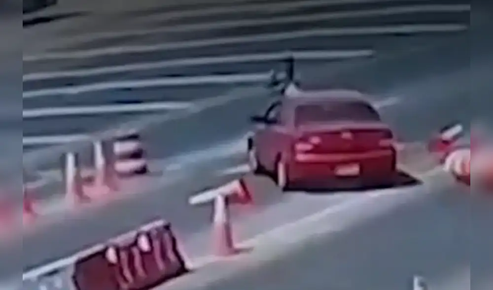 Tras el accidente, el vehículo del policía Robinson Huamán Abad fue encontrado abandonado en el kilómetro 65 de la Panamericana Norte. Foto: composición LR/América Noticias Tras el accidente, el vehículo del policía Robinson Huamán Abad fue encontrado abandonado en el kilómetro 65 de la Panamericana Norte. Foto: composición LR/América Noticias