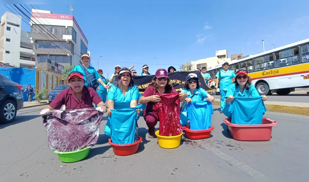 Piden aumento. En Trujillo como medida de fuerza obstetras y enfermeras lavaron sus chaquetas pidiendo ser escuchadas. Foto: Yolanda Goicochea/LR