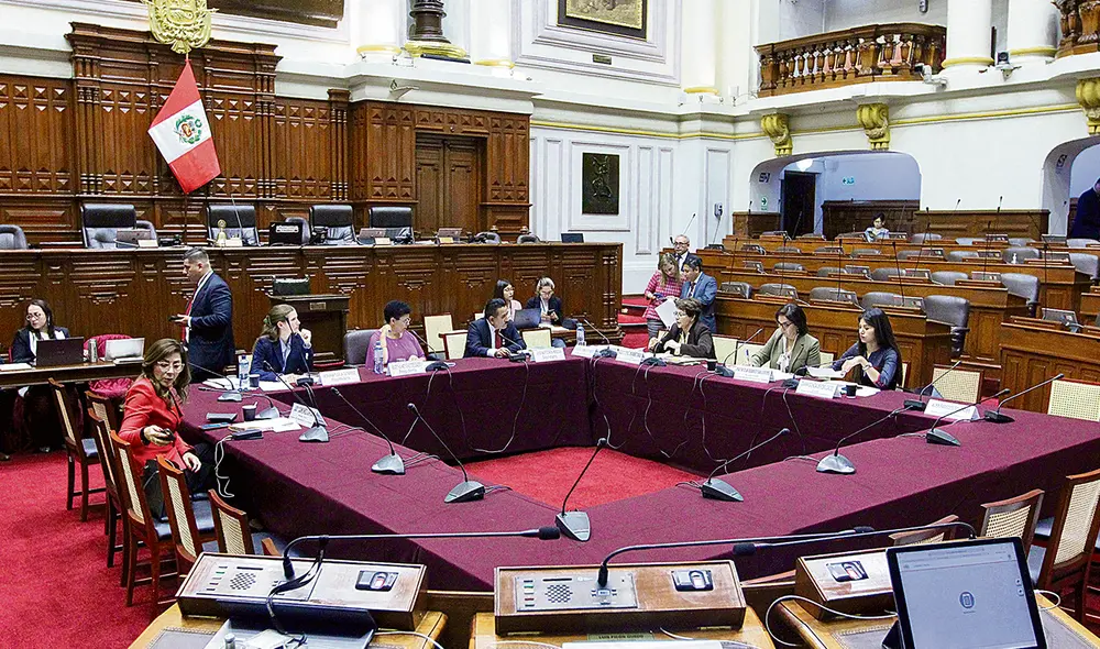 Mesa de partes. La Comisión de Constitución, que preside la fujimorista Martha Moyano, incluyó nuevas contrarreformas en el dictamen final sin un mínimo debate. Foto: difusión