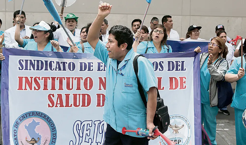Movilización. Profesionales de la salud, como enfermeras y obstetras, saldrán a las calles en dirección al Congreso. Foto: Marco Cotrina/La República