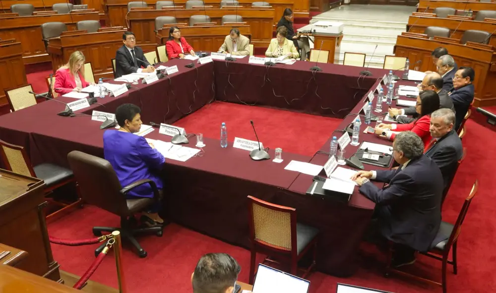 La sesión se llevó a cabo durante en el encuentro futbolístico entre Perú y Venezuela. Foto: Congreso La sesión se llevó a cabo durante en el encuentro futbolístico entre Perú y Venezuela. Foto: Congreso