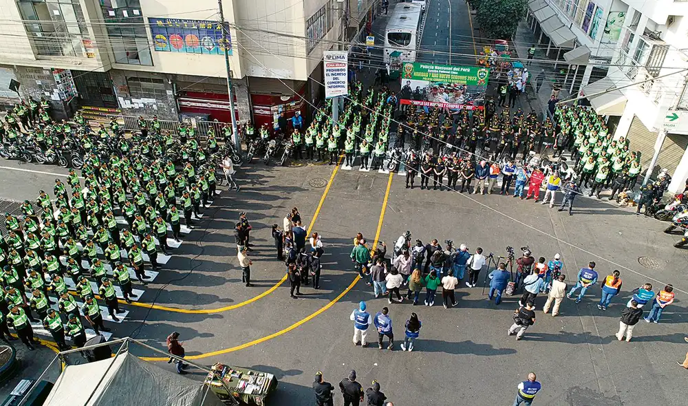 Despliegue. Unos 2.500 efectivos, entre serenos y policías, intervinieron Mesa Redonda y el Mercado Central. Por la mañana evitaron el ingreso de informales. Foto: difusión