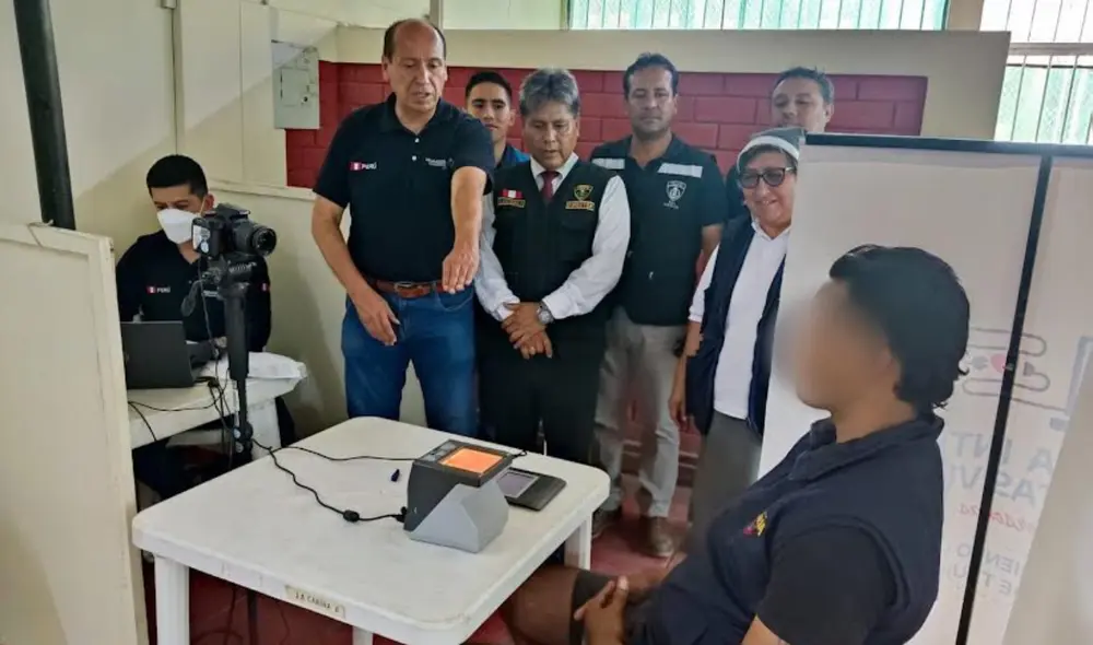 Migraciones se trasladó a penales para tomar huellas dactilares y fotos de reos. Foto: La República