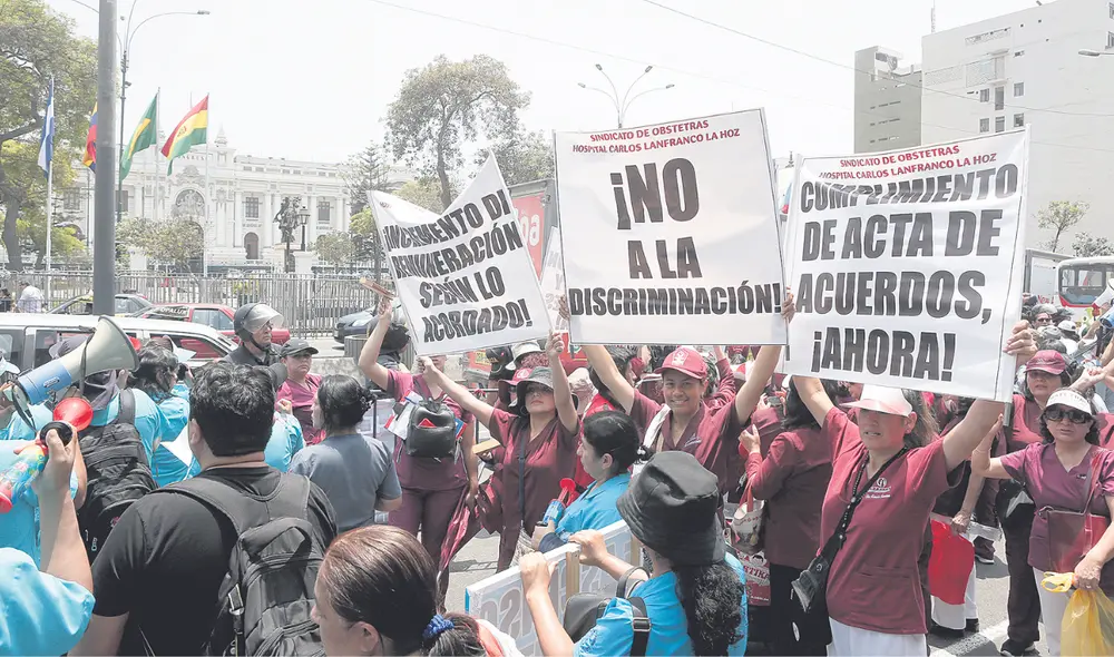 Plantón. Por segundo día, trabajadores de la salud protestaron en el frontis del Congreso. Foto: difusión