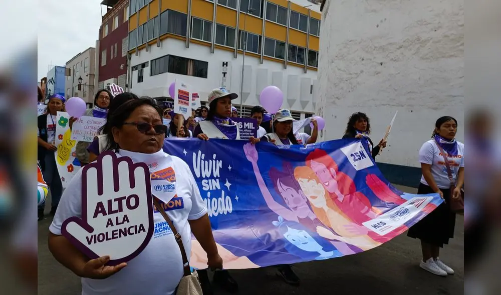 Mujeres en Trujillo salieron en pasacalle para concientizar contra la lacra de la agresión hacia las mujeres. Foto: Sergio Verde/URPI- LR