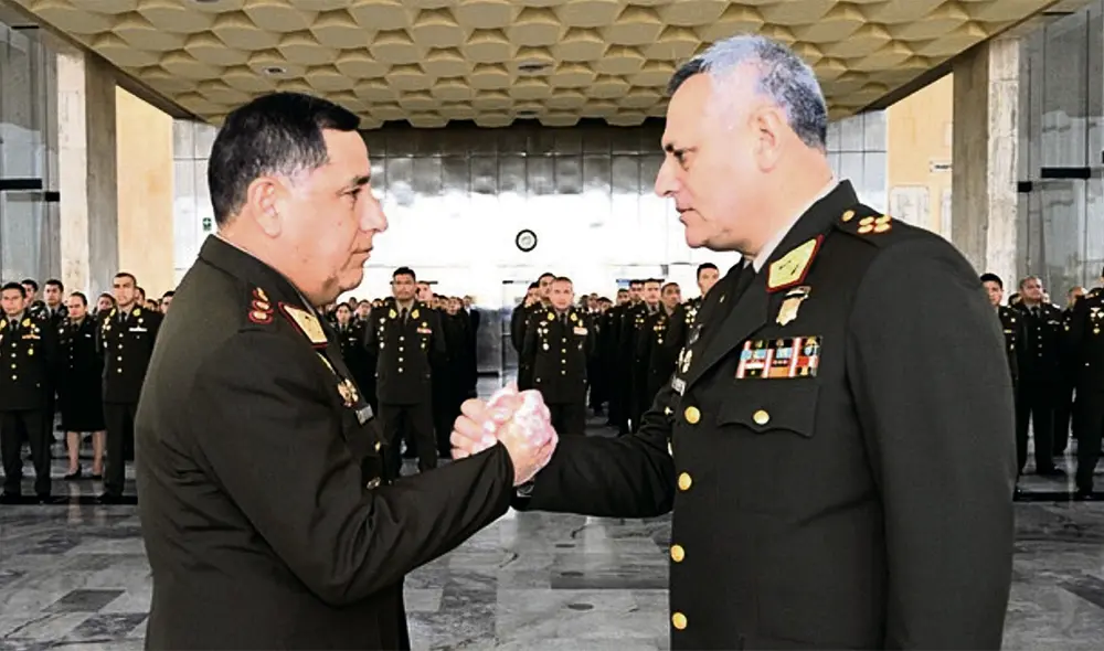 Auditoría. El presidente del Directorio de FAME, general César Briceño Valdivia (izquierda), y el comandante general del Ejército, general David Ojeda Parra, responderán ante Contraloría. Foto: difusión Auditoría. El presidente del Directorio de FAME, general César Briceño Valdivia (izquierda), y el comandante general del Ejército, general David Ojeda Parra, responderán ante Contraloría. Foto: difusión