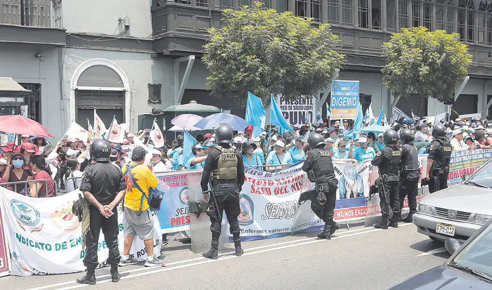 Protesta. Gremios de la salud llevan 3 días en huelga. Esperan recibir su aumento completo. Foto: Marco Cotrina / La República