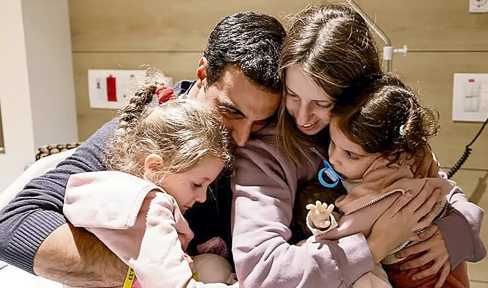 Reencuentro. Dos pequeñas y su madre, cautivas en la Franja de Gaza, en emotivo abrazo con el padre de la familia. Foto: EFE Reencuentro. Dos pequeñas y su madre, cautivas en la Franja de Gaza, en emotivo abrazo con el padre de la familia. Foto: EFE