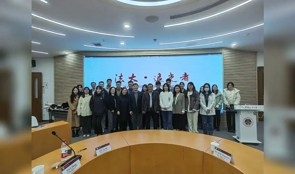 Profesores y alumnos de la Universidad de Ciencias Políticas y Leyes de Beijing Profesores y alumnos de la Universidad de Ciencias Políticas y Leyes de Beijing