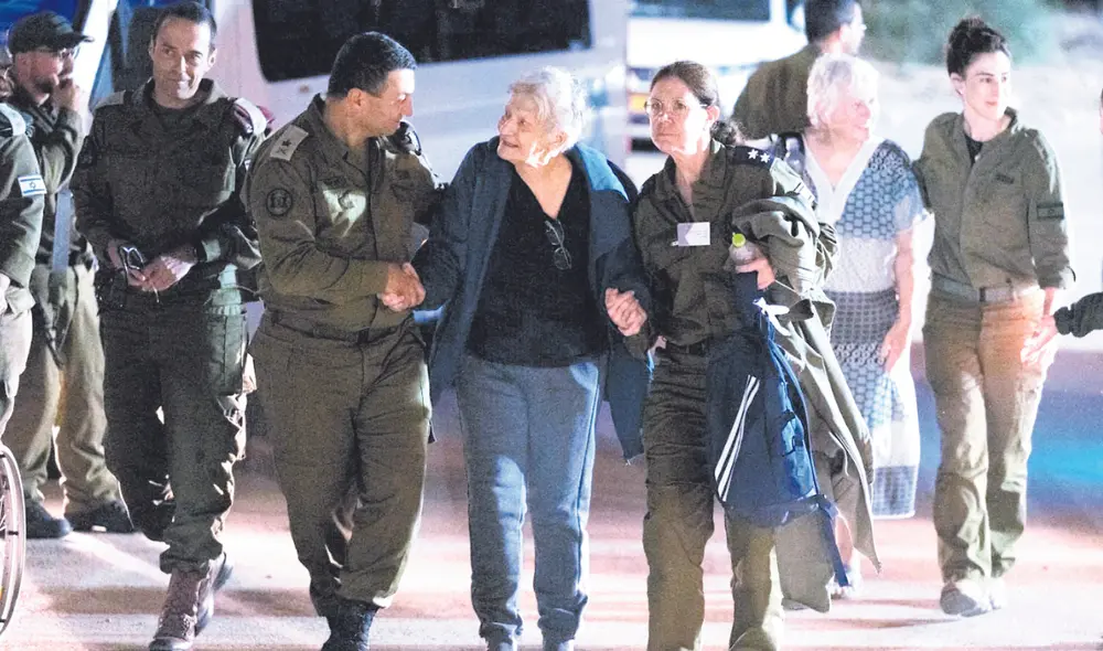 Alivio. Algunos de los rehenes israelíes, todos ellos mujeres y niños, que fueron liberados el fin de semana de su cautiverio en manos del grupo islamista Hamás. Foto: EFE