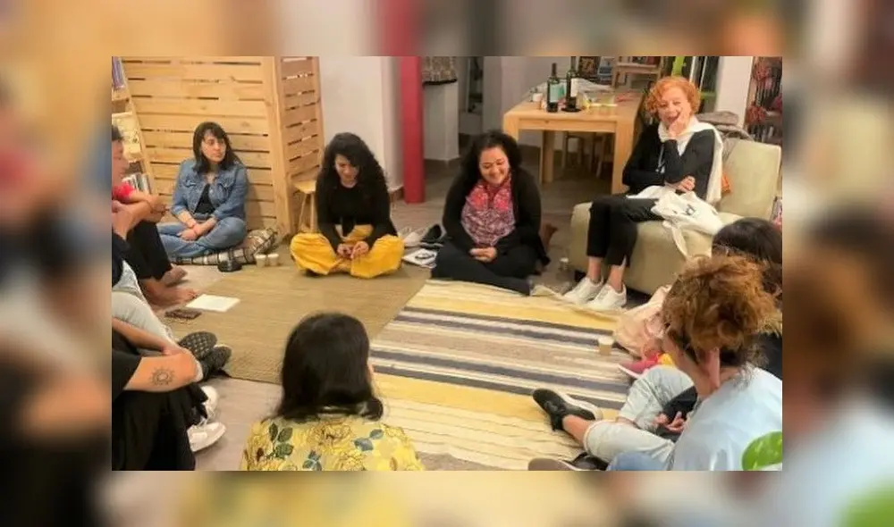 Dictan taller de escritura creativa en la librería "Placeres compulsivos". Foto: Difusión.