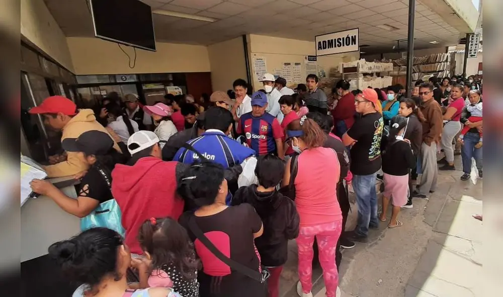 Adultos mayores, embarazadas y personas en general hacían largas colas para acceder a consultas en área de Admisión. Foto: Carlos Vásquez/La República
