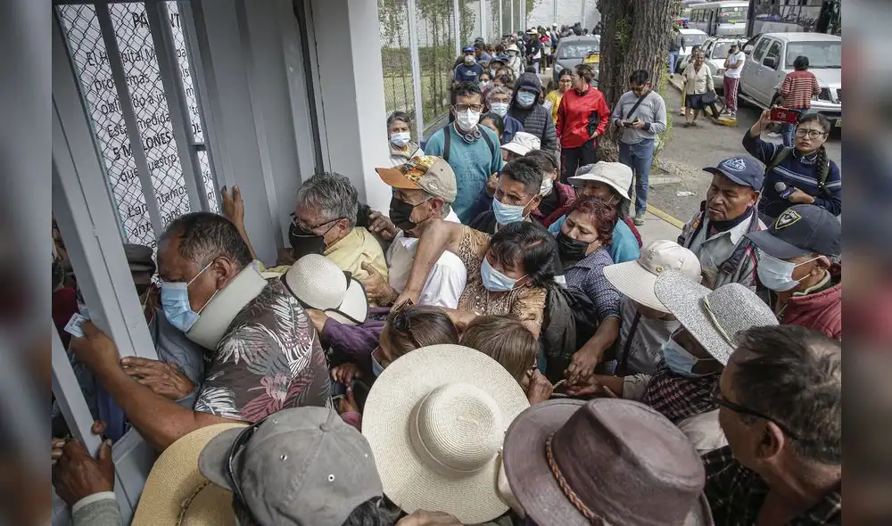 Reclamo. Asegurados protestaron en la puerta del hospital Municipal, porque se cerró establecimiento. No se atendió por deuda del seguro con el municipio. Foto: Rodrigo Talavera/La República