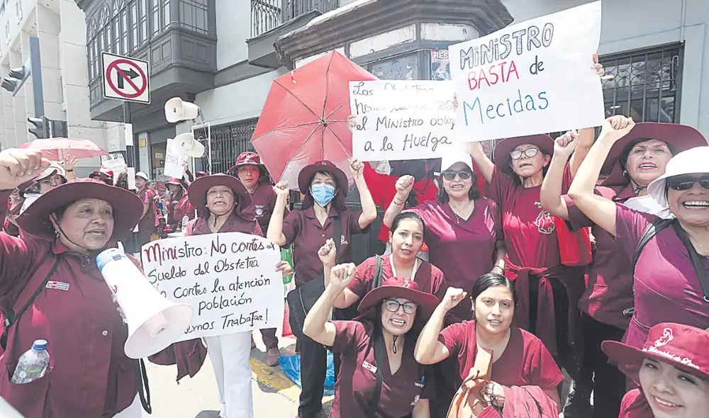 Plantón. Delegaciones de trabajadores de la salud continúan llegando a Lima y protestando en los exteriores del Congreso. Foto: difusión Plantón. Delegaciones de trabajadores de la salud continúan llegando a Lima y protestando en los exteriores del Congreso. Foto: difusión