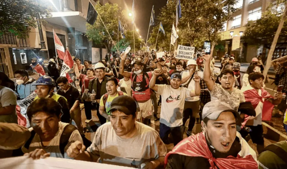 Cientos de ciudadanos alzan su voz de protesta ante la crisis que atraviesa el Perú. Foto: Antonio Melgarejo/La República