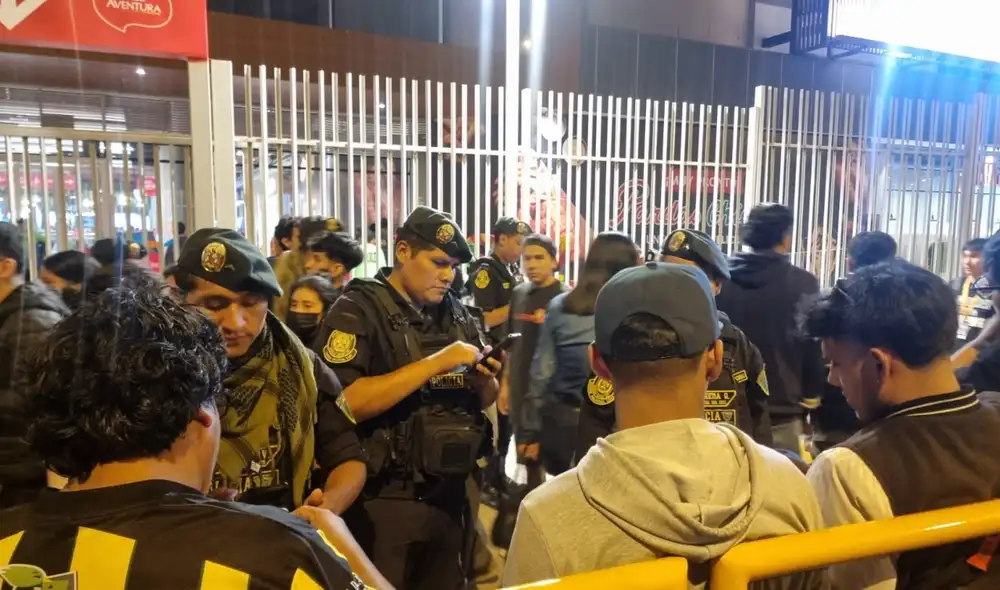 Los agentes de la PNP tuvieron que intervenir para controlar la situación. Foto:Javier Garriazo / URPI-LR Los agentes de la PNP tuvieron que intervenir para controlar la situación. Foto:Javier Garriazo / URPI-LR