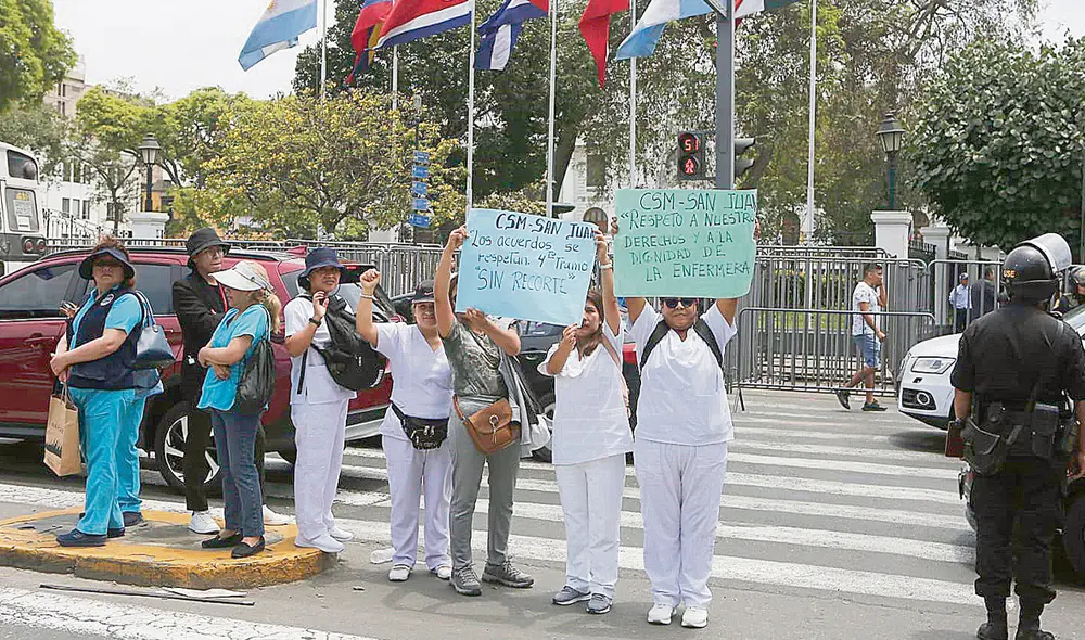 Ya casi. Gremios de la salud esperan que se publique un decreto autorizando el uso de recursos para concretar su aumento. Foto: Marco Cotrina/La República Ya casi. Gremios de la salud esperan que se publique un decreto autorizando el uso de recursos para concretar su aumento. Foto: Marco Cotrina/La República
