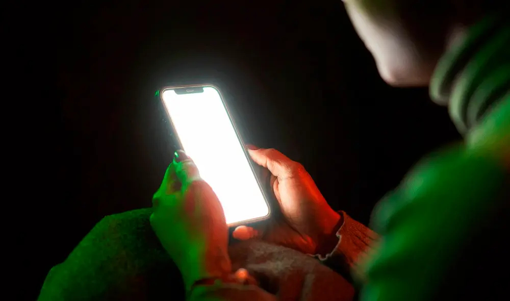 Tener el brillo máximo en un ambiente oscuro cansa tu vista. Foto: Computer Hoy