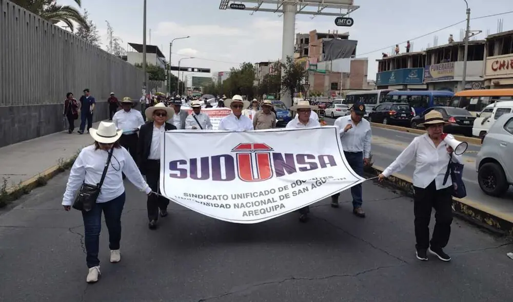 Los maestros agustinos dejaron las aulas más de dos meses, para marchar por mejores remuneraciones. Foto: La República