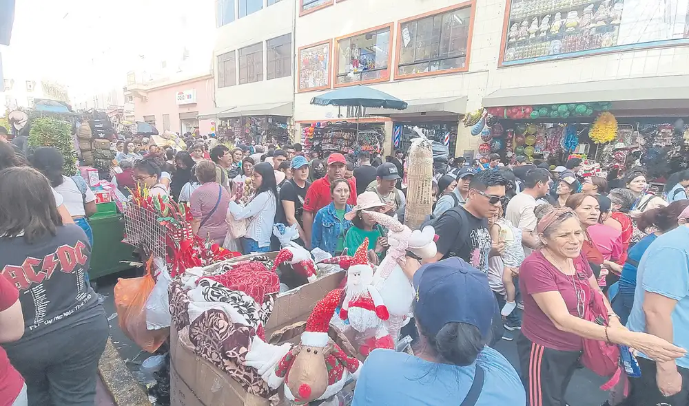 Aglomeración. Mas de 100.000 personas acuden a Mesa Redonda y al Mercado Central en fiestas navideñas. Los fines de semana, la situación empeora. Foto: La República