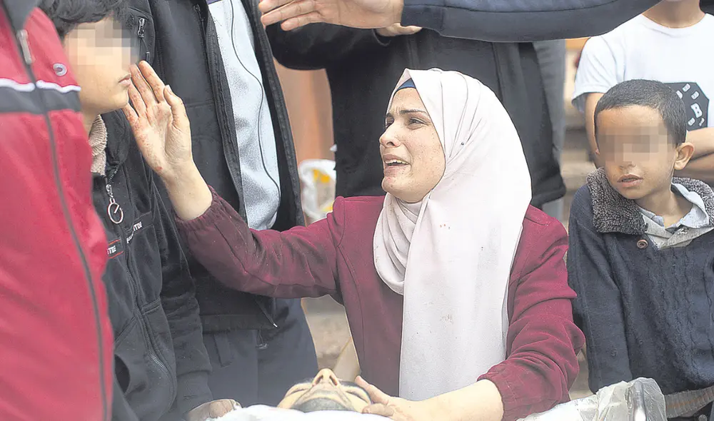 Drama. Esposa, hijo (i) y otros familiares del palestino Abdel Aziz Al-Rantisi, quien murió tras la reanudación de los ataques aéreos israelíes en el sur de Gaza. Foto: EFE Drama. Esposa, hijo (i) y otros familiares del palestino Abdel Aziz Al-Rantisi, quien murió tras la reanudación de los ataques aéreos israelíes en el sur de Gaza. Foto: EFE