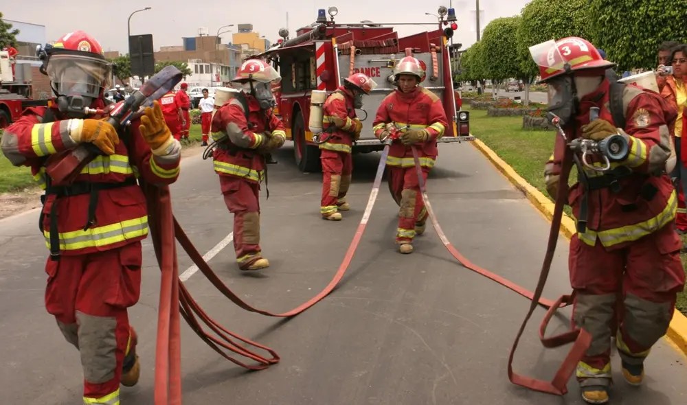 Los bomberos suelen estar presentes para contrarrestar incendios, accidentes urbanos o desastres. Foto: Andina Los bomberos suelen estar presentes para contrarrestar incendios, accidentes urbanos o desastres. Foto: Andina
