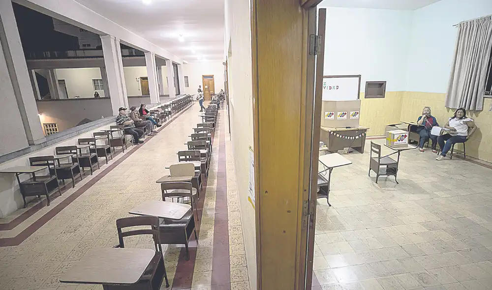 Abstención histórica. Así se vieron durante todo el domingo los lugares de votación. Los venezolanos ya no creen en las cortinas de humo del régimen. Foto: difusión
