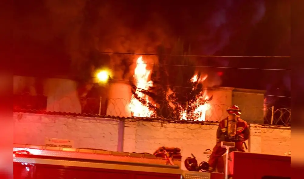 Incendio. Fuego fue controlado por los bomberos después de más de dos horas de iniciado. Foto: La República Incendio. Fuego fue controlado por los bomberos después de más de dos horas de iniciado. Foto: La República