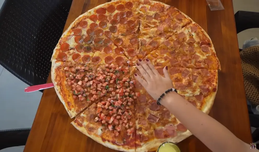 La pizza más grande del Perú es comparada con una mano adulta. Foto: elcholomena/YouTube La pizza más grande del Perú es comparada con una mano adulta. Foto: elcholomena/YouTube