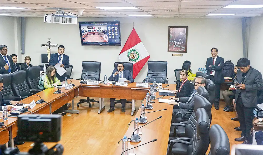 La fiscal y su abogado. Patricia Benavides se presentó en la Comisión de Fiscalización junto al excongresista aprista Jorge del Castillo, investigado por el equipo especial Lava Jato. Foto: Félix Contreras/La República La fiscal y su abogado. Patricia Benavides se presentó en la Comisión de Fiscalización junto al excongresista aprista Jorge del Castillo, investigado por el equipo especial Lava Jato. Foto: Félix Contreras/La República