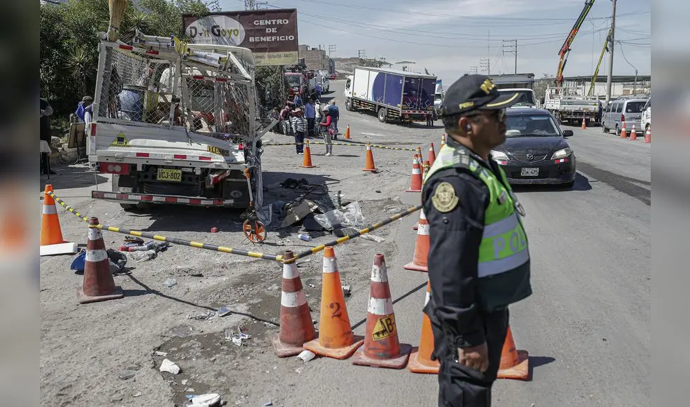 Accidente. Camión furgón causó la tragedia la mañana de ayer en la Vía de Evitamiento. Foto: Rodrigo Talavera/La República
