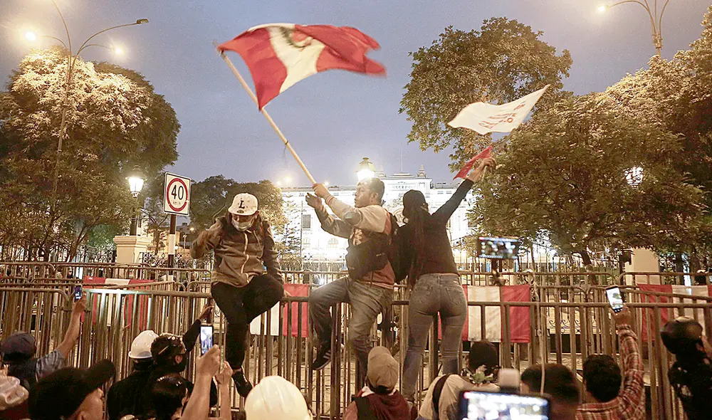 Al Congreso. Uno de los destinos de la marcha es la sede del Legislativo, en av. Abancay. Entre las demandas de los manifestantes está el cierre del Parlamento. Foto: Marco Cotrina/La República Al Congreso. Uno de los destinos de la marcha es la sede del Legislativo, en av. Abancay. Entre las demandas de los manifestantes está el cierre del Parlamento. Foto: Marco Cotrina/La República