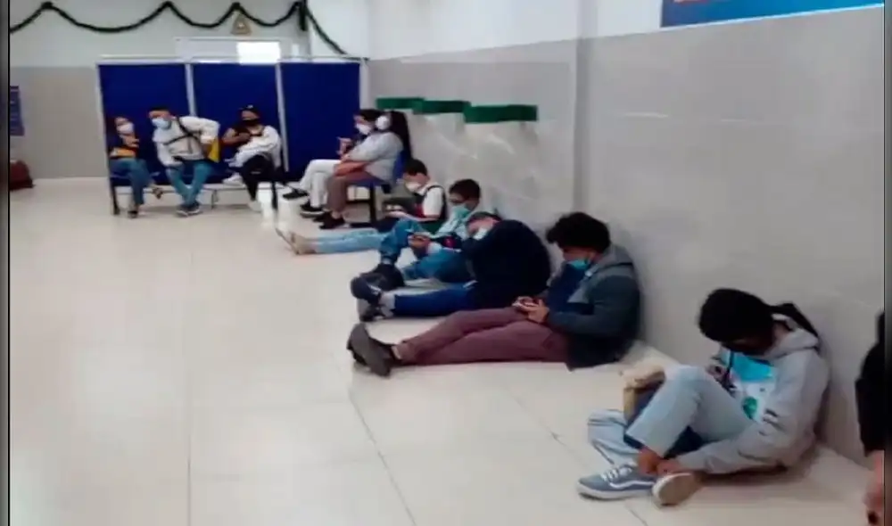 Personas esperan en el suelo del nosocomio. Foto: LR